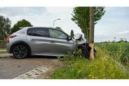 Automobiliste botst tegen boom in Abbekerk