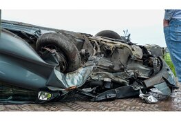 Auto ramt boom en vliegt over de kop in Twisk