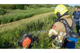 Maaimachine vliegt in brand tijdens maaien van dijk in Wervershoof