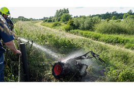 Maaimachine vliegt in brand tijdens maaien van dijk in Wervershoof