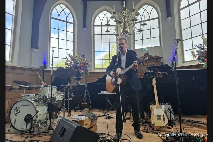 Alex Roeka boeit volle Theaterkerk Hemels met Op Drift