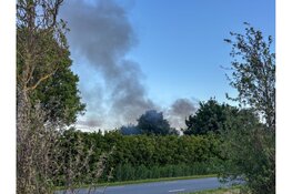 Grote uitslaande brand in loods in Wervershoof