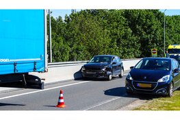 Auto botst achterop vrachtwagen op afrit A7
