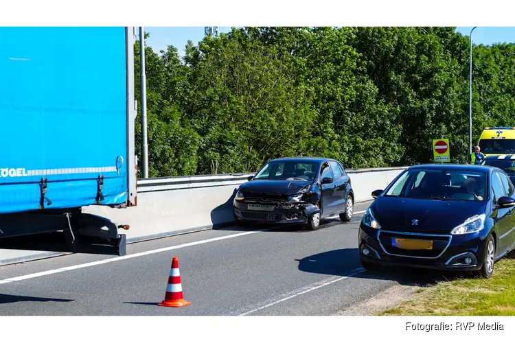 Auto botst achterop vrachtwagen op afrit A7