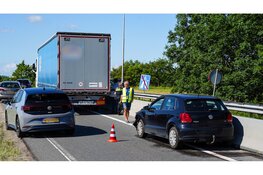 Auto botst achterop vrachtwagen op afrit A7