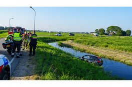 Bezorger eindigt in sloot na botsing met lantaarnpaal in Medemblik