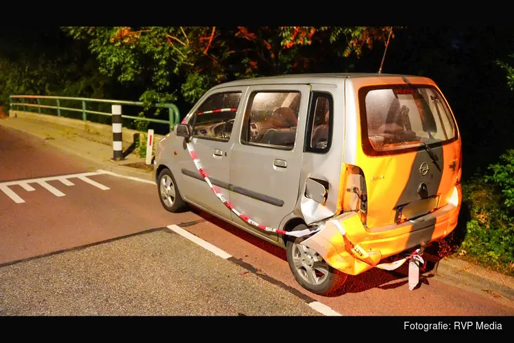 Automobilist botst tegen geparkeerde auto in Andijk en rijdt door