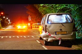 Automobilist botst tegen geparkeerde auto in Andijk en rijdt door