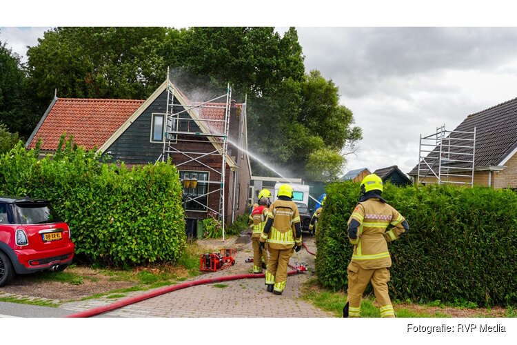 Brand in dak tijdens werkzaamheden in Nibbixwoud