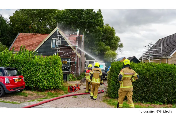 Brand in dak tijdens werkzaamheden in Nibbixwoud