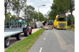 Zwaagdijk enige tijd afgesloten vanwege gekantelde wagen met tulpenbollen