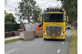 Zwaagdijk enige tijd afgesloten vanwege gekantelde wagen met tulpenbollen