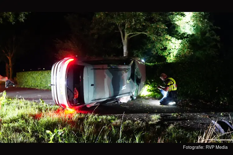 Auto botst tegen boom en komt op zijkant tot stilstand in Oostwoud