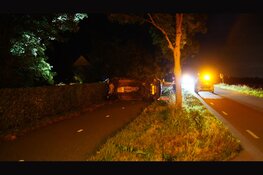 Auto botst tegen boom en komt op zijkant tot stilstand in Oostwoud
