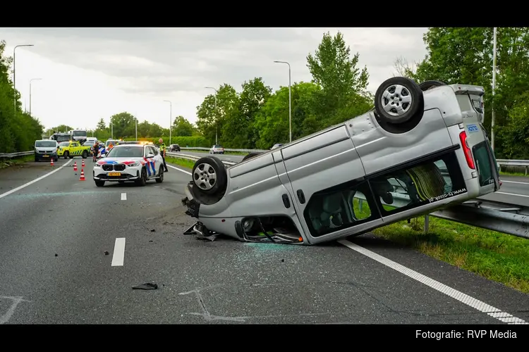 Passagier uit busje geslingerd bij ernstig ongeval op A7