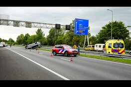 Passagier uit busje geslingerd bij ernstig ongeval op A7