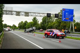 Passagier uit busje geslingerd bij ernstig ongeval op A7
