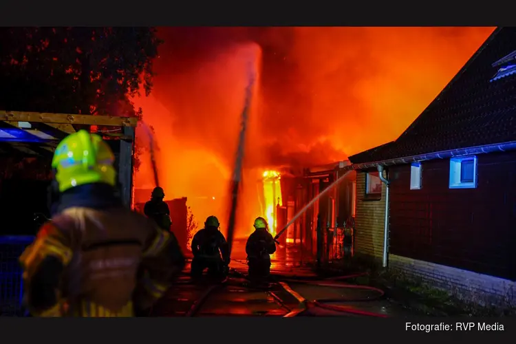 Zeer grote uitslaande brand in loods Lambertschaag