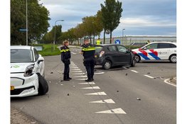 Twee auto's botsen op kruising in Wervershoof: bestuurder mee naar politiebureau