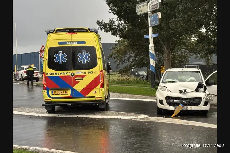 Aanrijding tussen twee auto’s op de Westerzeedijk in Medemblik