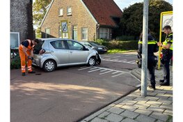 Automobiliste gewond na botsing tegen paaltje in Andijk