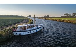 Brandweerboot ingezet na op drift geraakt schip op Medemblikkertrekvaart langs N240