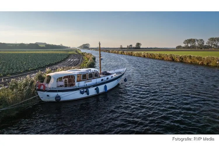 Brandweerboot ingezet na op drift geraakt schip op Medemblikkertrekvaart langs N240
