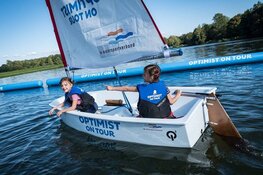 Kinderen maken gratis kennis met de watersport tijdens Optimist on Tour in Medemblik
