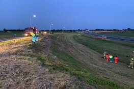 Auto dendert talud af: bestuurder kwijt