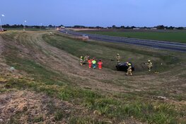 Auto dendert talud af: bestuurder kwijt