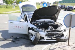 Auto te water na aanrijding in Andijk
