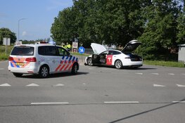 Auto te water na aanrijding in Andijk