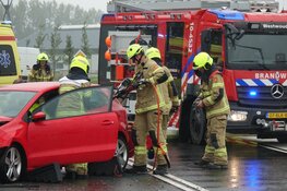 Automobilist bekneld bij ongeluk Zwaagdijk