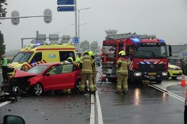 Automobilist bekneld bij ongeluk Zwaagdijk