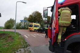 Botsing in Zwaagdijk-Oost: bestuurder bekneld
