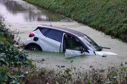 Auto te water in Zwaagdijk-Oost