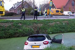 Auto te water in Zwaagdijk-Oost