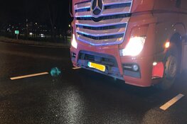 Auto in botsing met vrachtauto bij Wognum