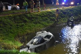 Auto te water bij ongeval Zwaagdijk, minimaal één gewonde