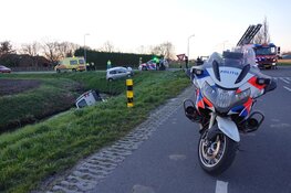 Bestelbus te water na botsing in Andijk