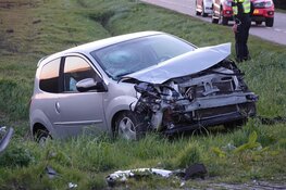 Bestelbus te water na botsing in Andijk