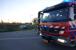 Bestelbus te water na botsing in Andijk