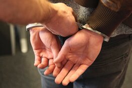 Busje rijdt slaapkamer van woning Andijk binnen: bestuurder aangehouden