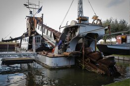 Baggermolen Stoommachinemuseum uit water getakeld