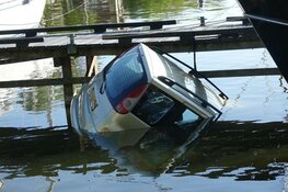 Auto rijdt water haven Medemblik in