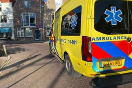 Auto rijdt water haven Medemblik in