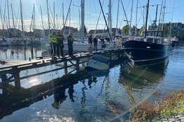 Auto rijdt water haven Medemblik in