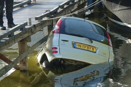 Auto rijdt water haven Medemblik in