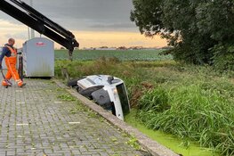 Bestelbusje belandt in water naast parkeerplaats Zwaagdijk-Oost