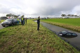 Auto te water gereden in Wognum